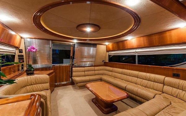Салон яхты Ferretti 72 Надежда в Москве